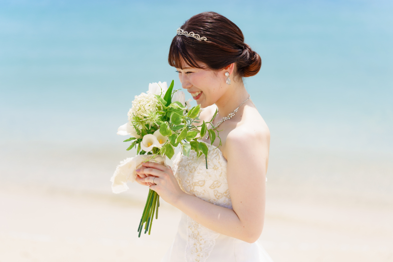 ブーケを顔に寄せて。花嫁の美しさを際立たせる一枚