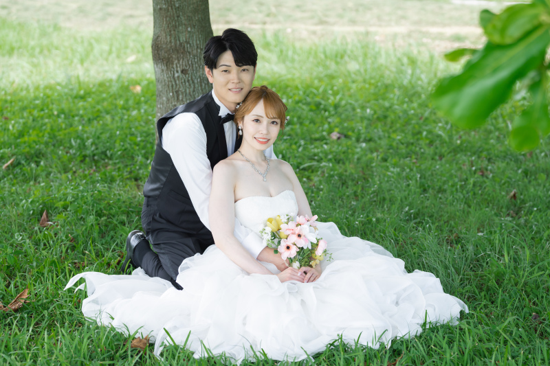 緑の芝生で優しくバックハグをする心温まる一枚です