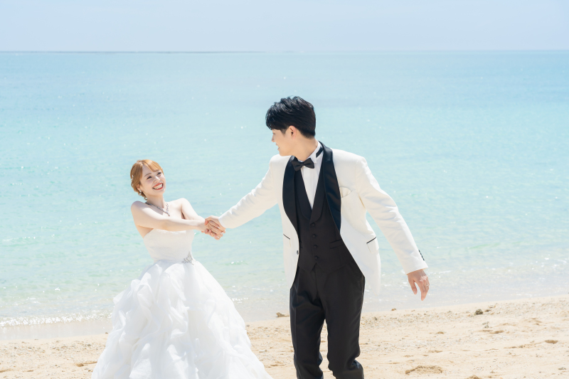 新婦様の手を引いて歩く笑顔はじける素敵な一枚です
