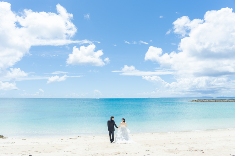 どこまでも続く碧い海を前に並んで