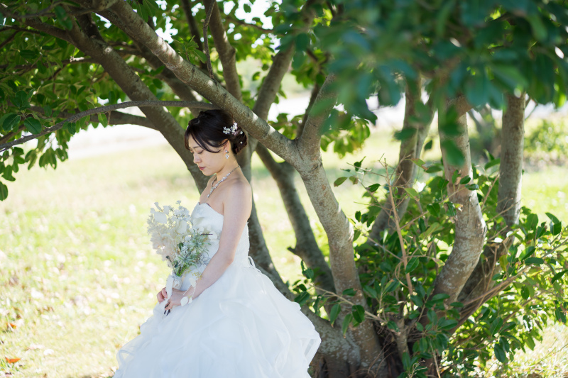 緑に映える純白のドレス姿♡