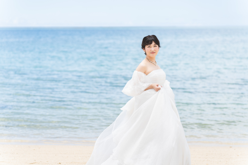 風になびく、可愛らしいふんわりとしたドレス