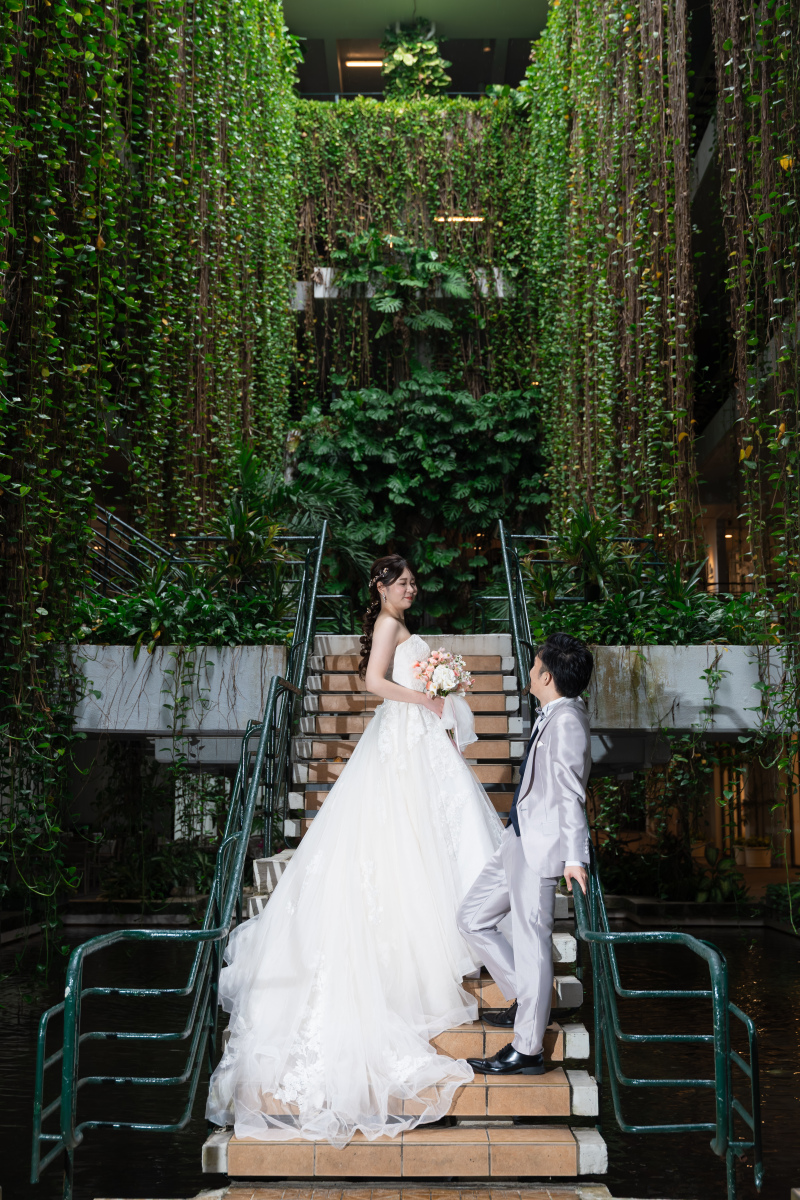 瑞々しい緑の路。階段に佇み、お互いを見つめ合って