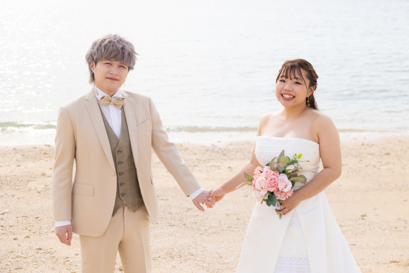 手をつないで歩く幸せのビーチ時間