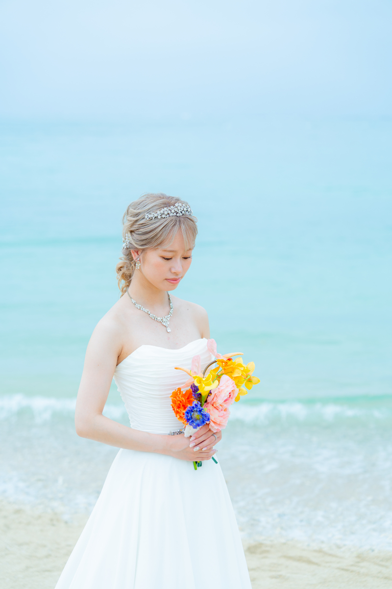 美しい海とカラフルなブーケに包まれたご新婦様