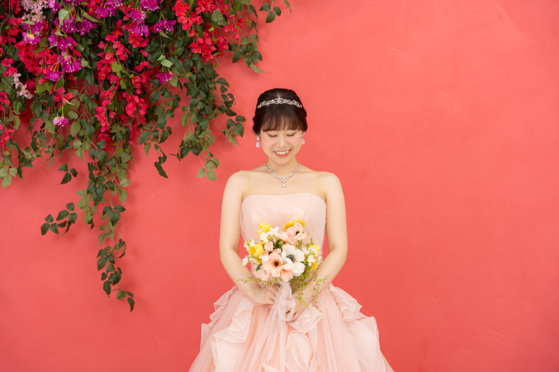 ブーケを見つめる新婦様ソロショット