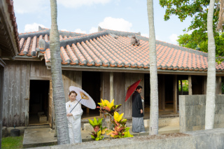 白無垢と紋付、紅傘ゆれる赤瓦古民家で結ぶふたりの和装フォト婚♡沖縄の風に包まれて