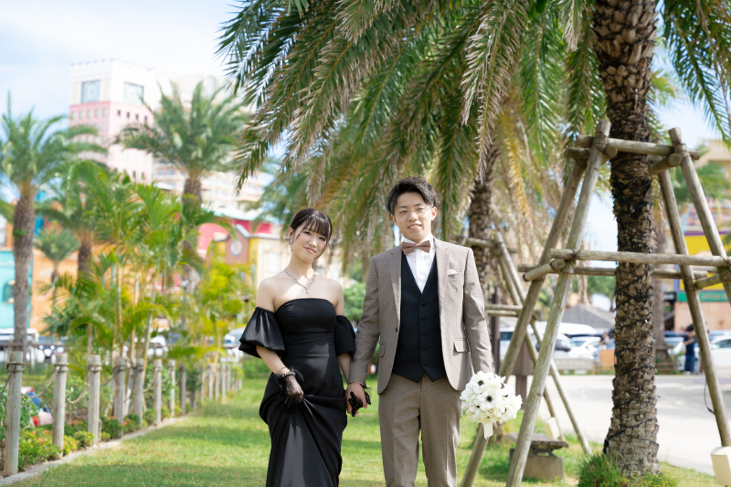 青空と鮮やかな街並み。陽光の下で微笑み合うお二人