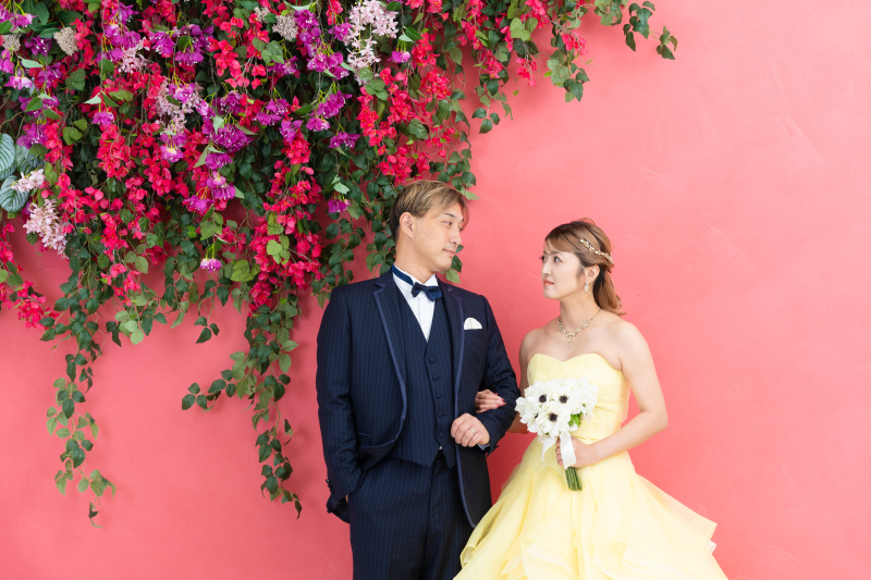 鮮やかな花に囲まれお互いを見つめ合う華やかな瞬間