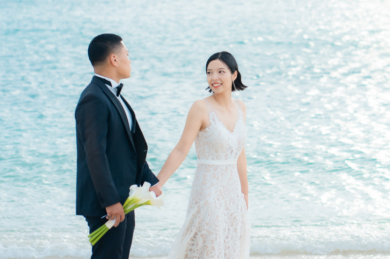 オーバージャケットを羽織ってファッショナブルに。空と緑と海に包まれる沖縄フォトを