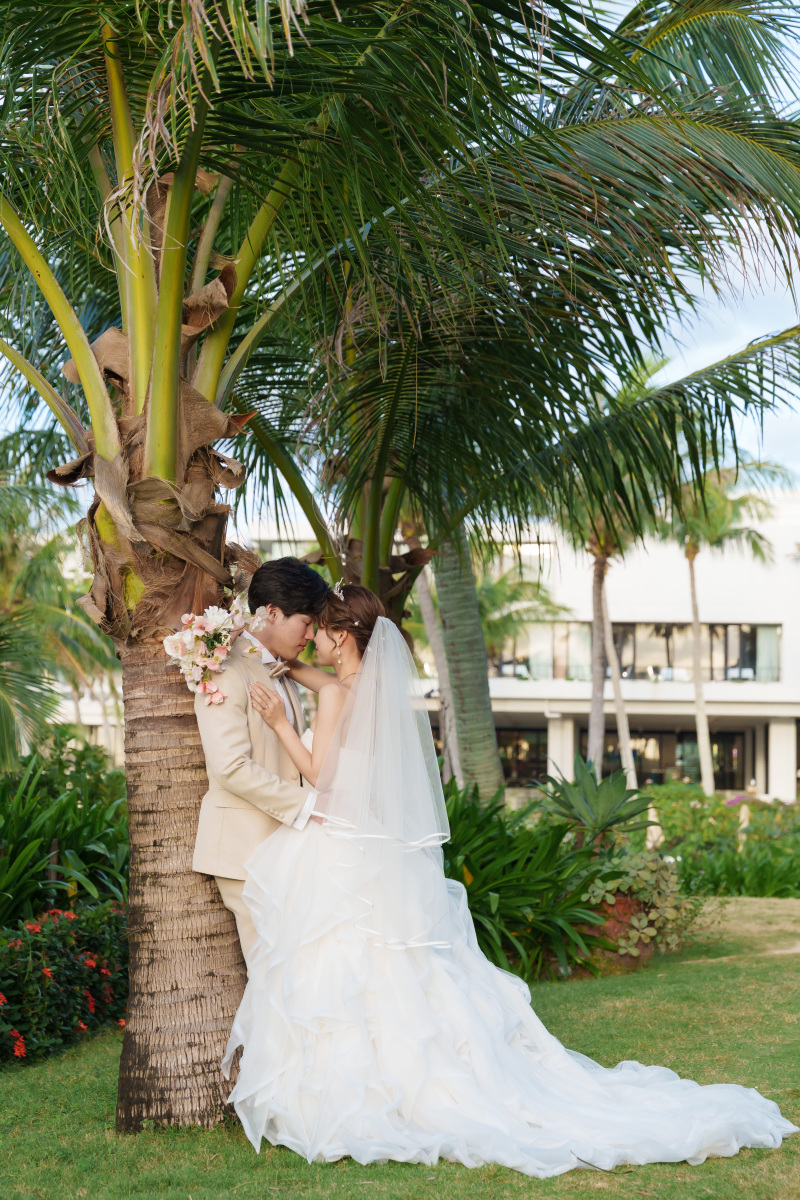 樹に身を預けて。額を寄せ合い、呼吸を合わせる二人