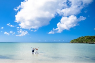 海ではしゃぐwedding♪