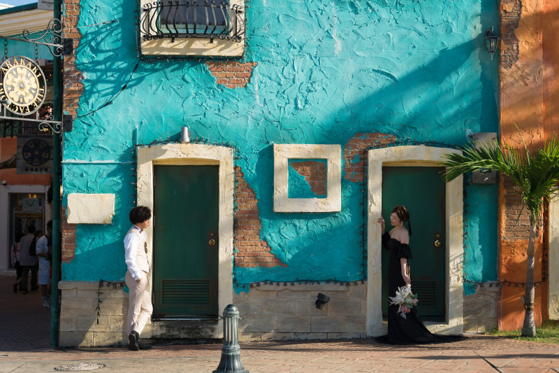 ブルーの壁がレトロでかわいい♡