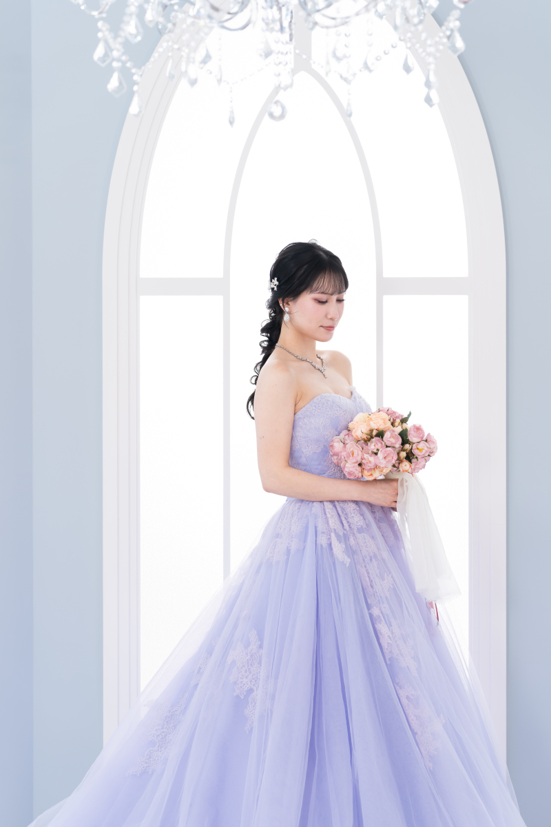 光のアーチに映える、可憐なドレス姿。