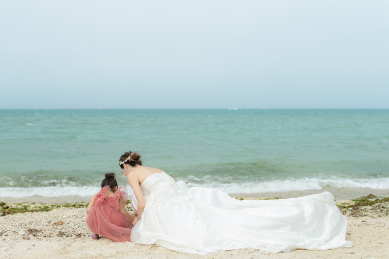 貝殻集めに夢中な親子