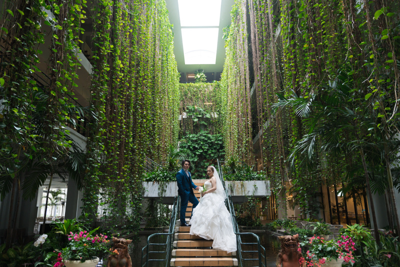 ホテル館内の吹き抜け、幻想的なグリーンと共に