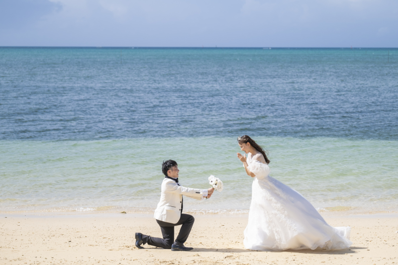 砂浜でのプロポーズ！驚きと喜びに満ちた感動の瞬間