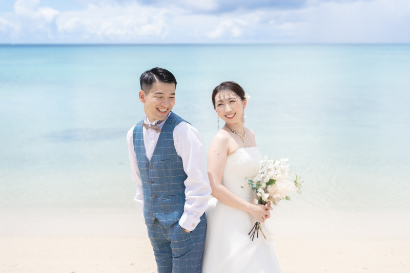 自然体な笑顔が弾ける、背中合わせショット