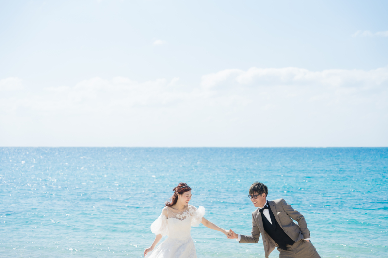 波打ち際で追いかけっこ!童心に帰って弾ける笑顔。