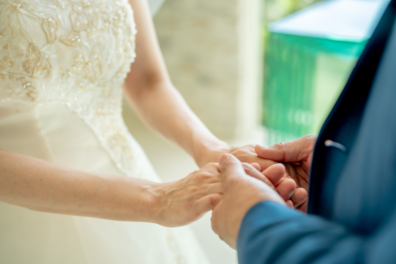 手を取り合うちょっと照れた瞬間