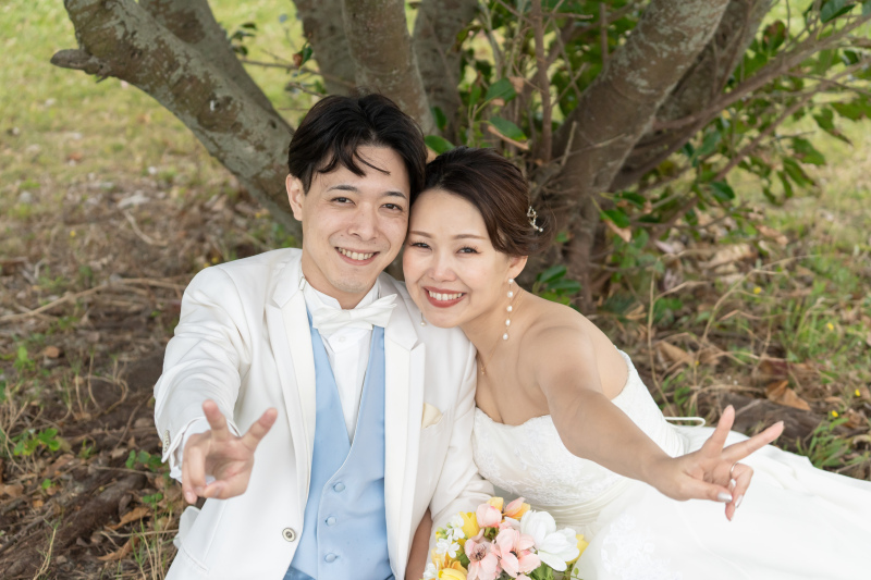 木陰でひと休み。無邪気な笑顔のダブルピース