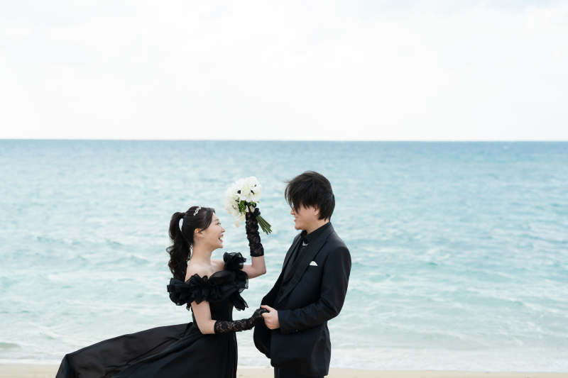 白いブーケ掲げ笑顔はじける、幸せ全開胸いっぱい!