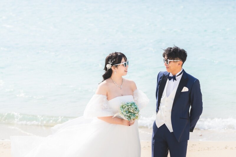 ハートサングラスでリゾート気分全開！思わず笑顔に