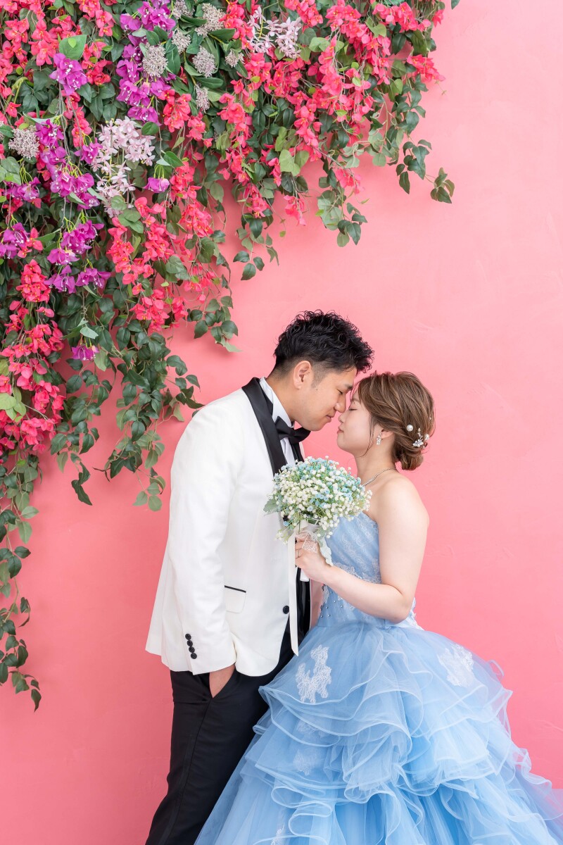 鮮やかなピンクのお花に包まれたロマンチックな一枚