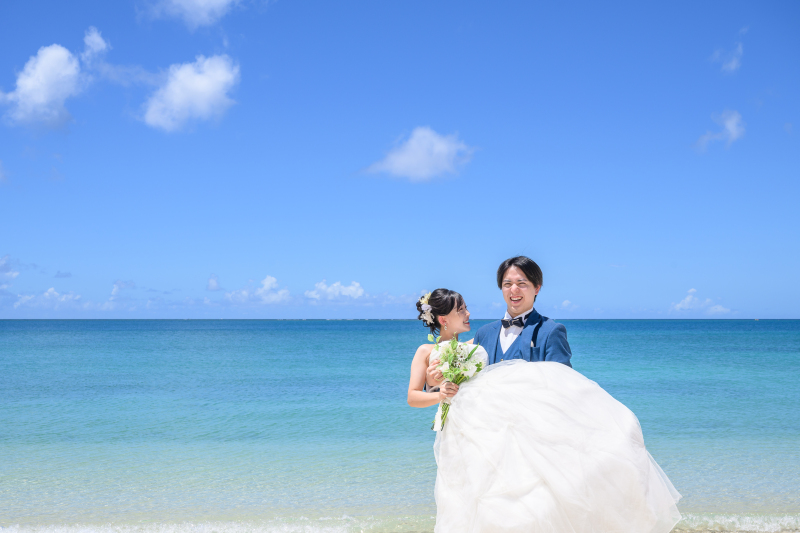 青空へ届きそう！お姫様抱っこで祝福