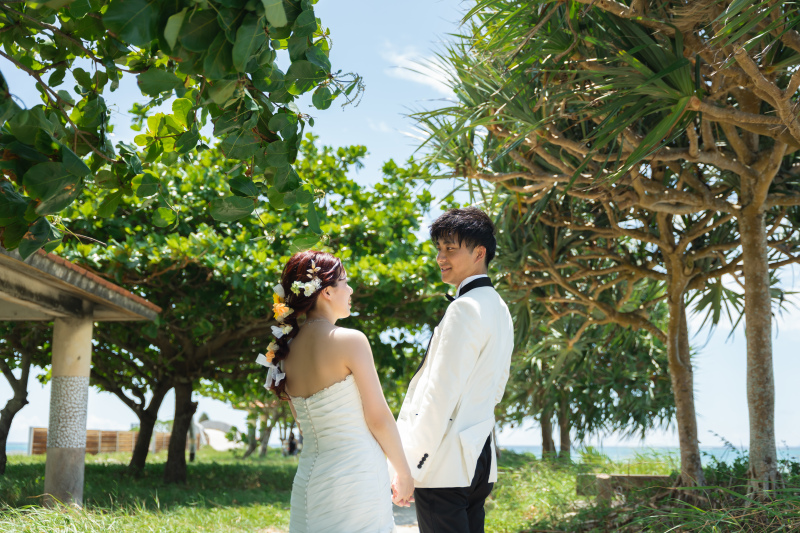 緑あふれる木陰で手をつなぐ爽やかな瞬間