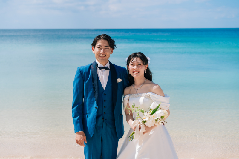 青い海と白い砂浜!二人のドラマチックなビーチ撮影