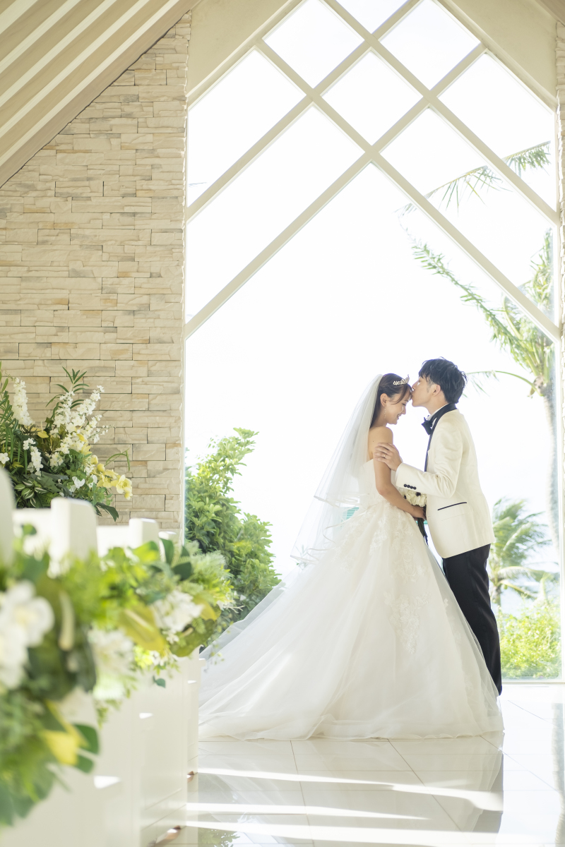 ビーチフロントのチャペルでウェディングキスの誓い