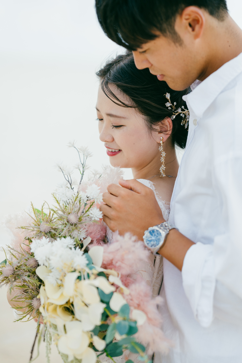 ナチュラルなブーケを持って