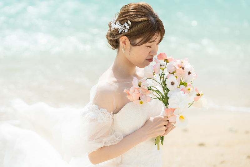 透明感あふれる花嫁姿。こだわりのブーケと共に撮影
