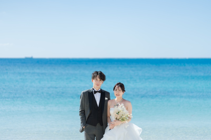 青く澄み渡る空とエメラルドの海を背景に撮影！