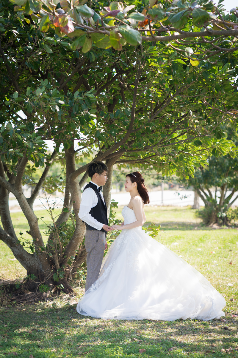 大樹の下で交わす静かな誓い。緑の息吹に包まれる時