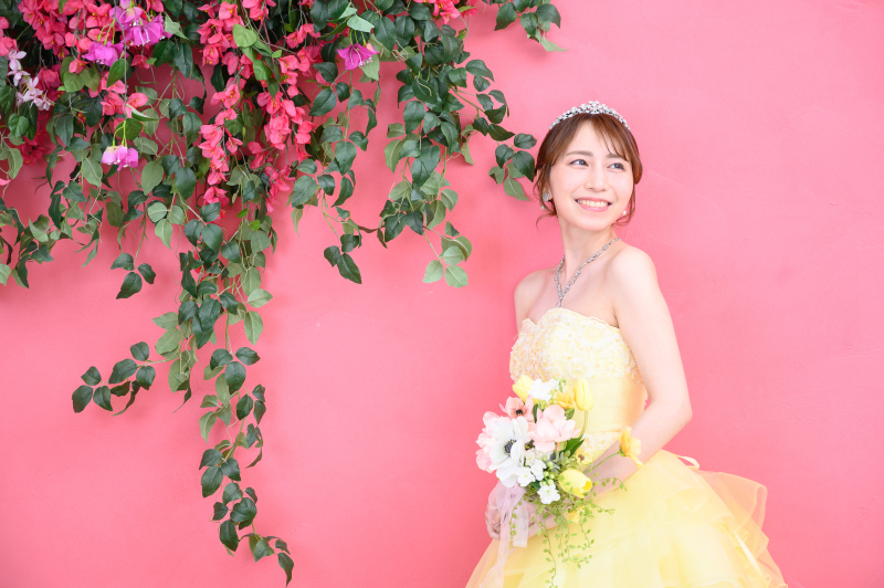 南国の花に囲まれた華やかな背景