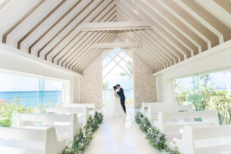 光差し込むムーンビーチチャペルのバージンロード