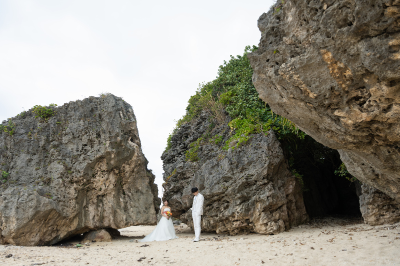 悠久の時を刻む岩壁の間に。二人だけの濃密な空気感