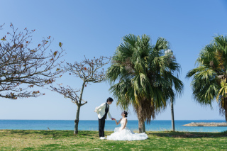 華やかなスタジオから透明感あふれる海へ。心地よい風に包まれて歩む、これからの道。