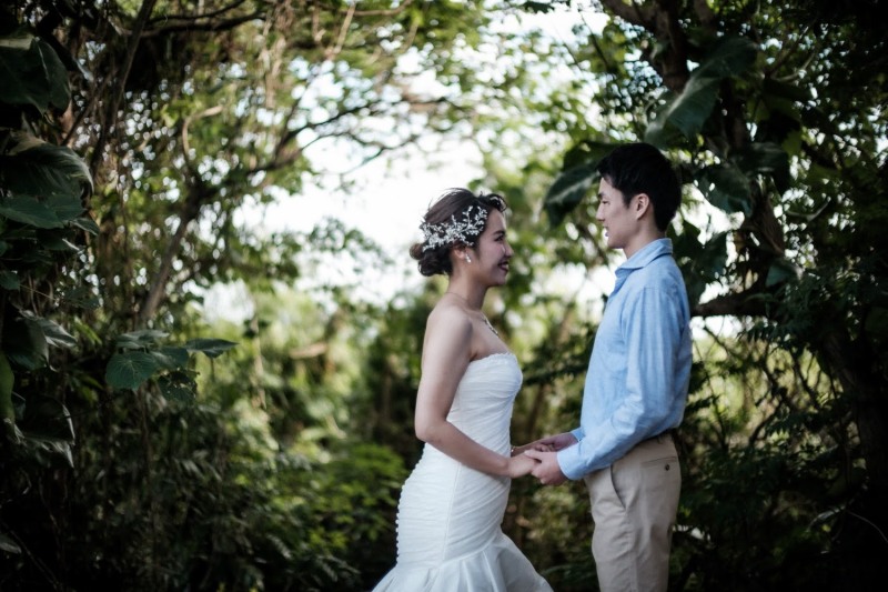 緑に囲まれてナチュラルな表情で