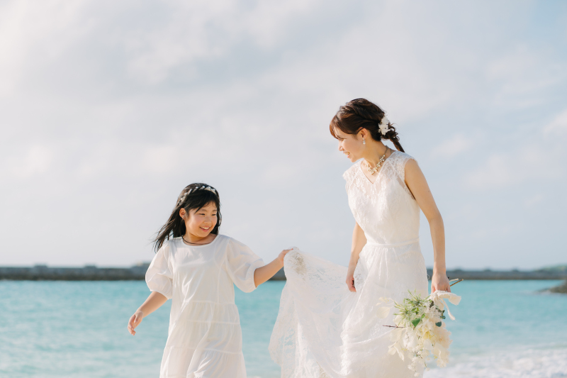 ママと娘の笑顔が重なるビーチ時間