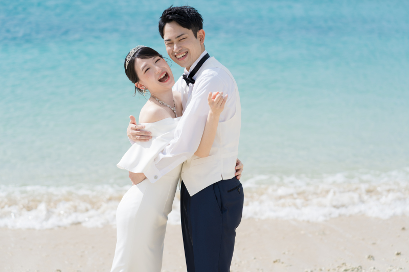 沖縄の海を背景に、白ドレスで雰囲気を変えて撮影！