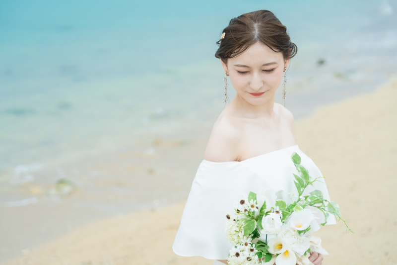 海風に揺られながら佇む新婦様の透明感溢れるソロ姿