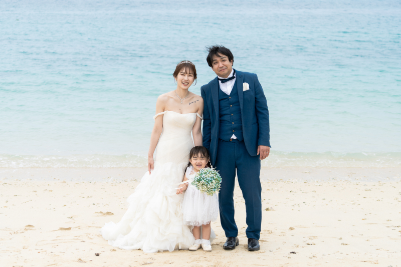 幸せオーラいっぱいに歩き出す、3人の家族の絆