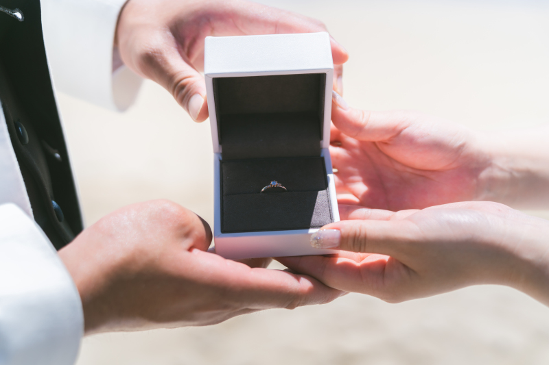 おふたりの絆を象徴する輝く婚約指輪の手元ショット