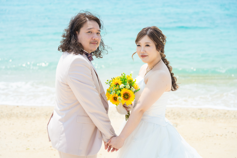 美しい海を背景に魅せる振り返りショット