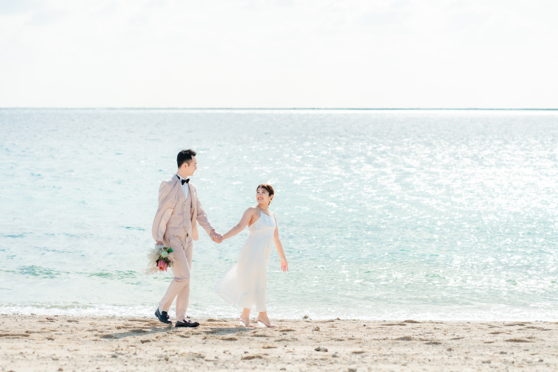 手をつないで歩く砂浜がふたりだけの特別なステージ