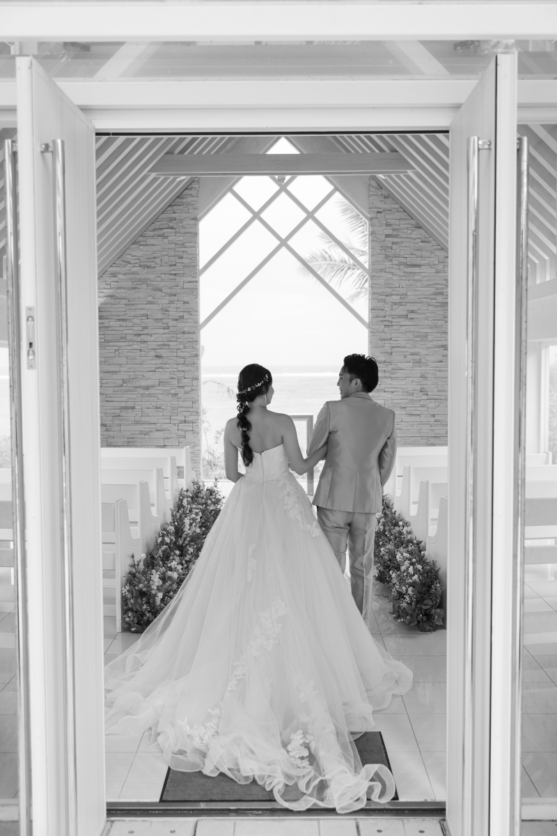 蒼い海へと続くバージンロード。モノクロが描く決意