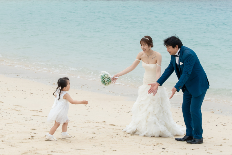 パパとママの元へ！砂浜で繰り広げられる愛しい瞬間